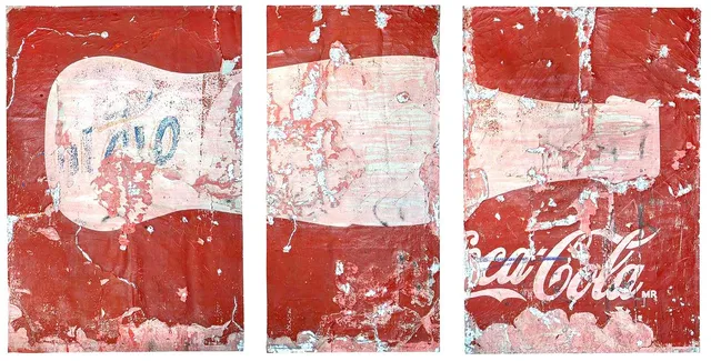 Tríptico de Alfredo Romero con fragmentos de un letrero rojo de refresco