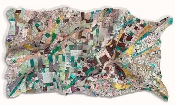 Obra de Alfredo Romero hecha con capas de carteles y papel rescatado de la calle