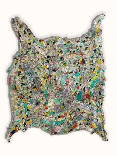 Obra de Alfredo Romero hecha con capas de carteles y papel rescatado de la calle