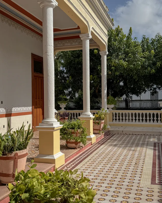 Corredor con columnas y piso de pasta alrededor del área central