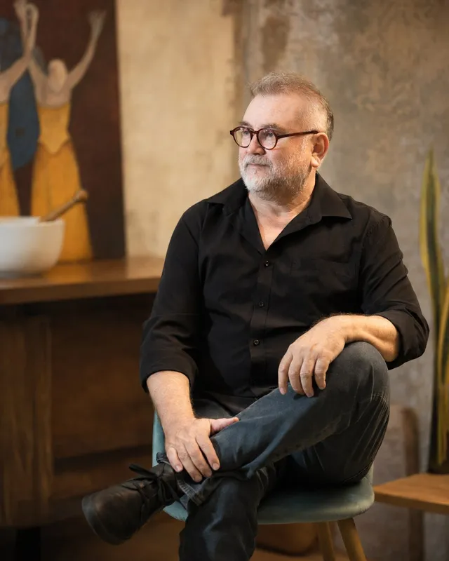 Retrato de Javier Barrera sentado en su estudio