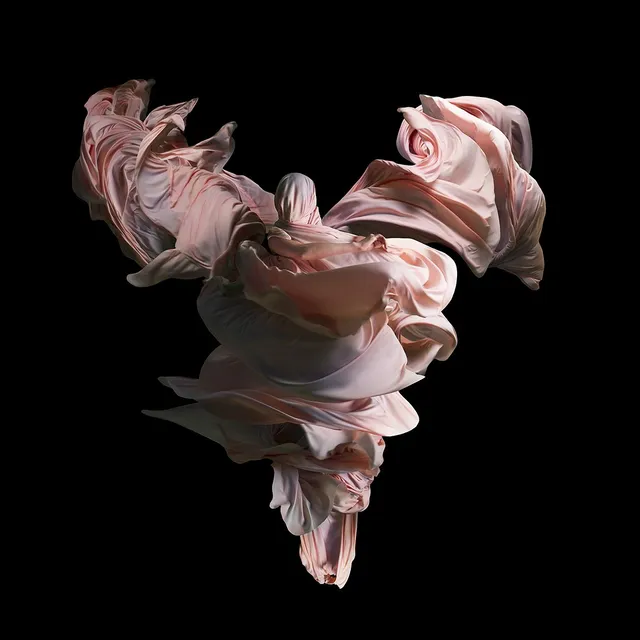 Fotografía performática de Lizette Abraham: figura envuelta en telas rosas