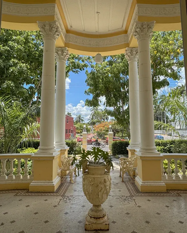 Vista desde el pórtico de columnas corintias hacia el jardín y la calle